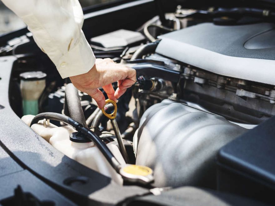 Ölstand wird an einem Auto mit hoher Laufleistung geprüft